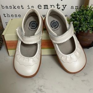 Livie & Luca Girls Size 13 Ruche Classic MaryJane Color: White Pearl worn once!!